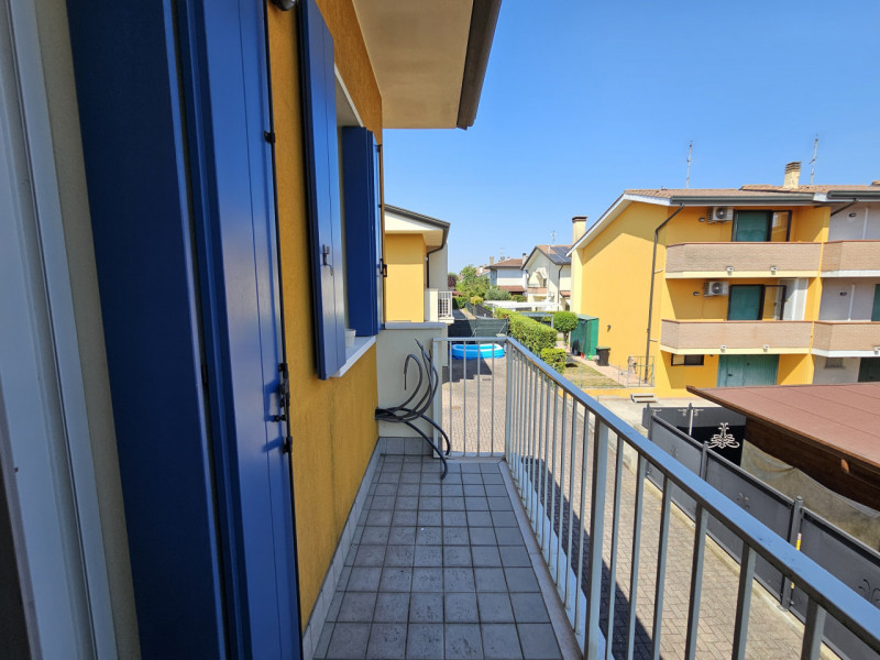In un bel quartiere residenziale a Bovolenta, proponiamo in vendita una splendida porzione di cas...