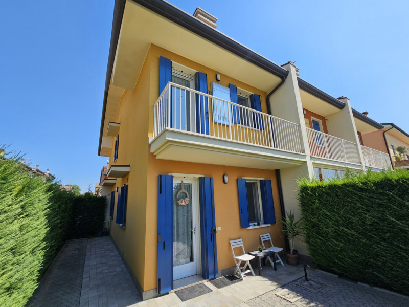 In un bel quartiere residenziale a Bovolenta, proponiamo in vendita una splendida porzione di cas...