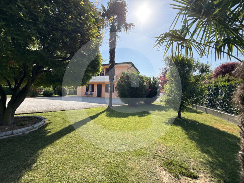 In posizione tranquilla e immersa nel verde della frazione di Arsego, proponiamo in vendita una b...