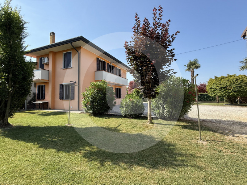 In posizione tranquilla e immersa nel verde della frazione di Arsego, proponiamo in vendita una b...