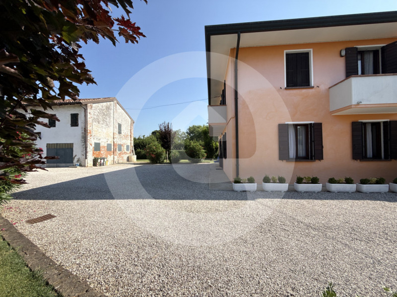 In posizione tranquilla e immersa nel verde della frazione di Arsego, proponiamo in vendita una b...