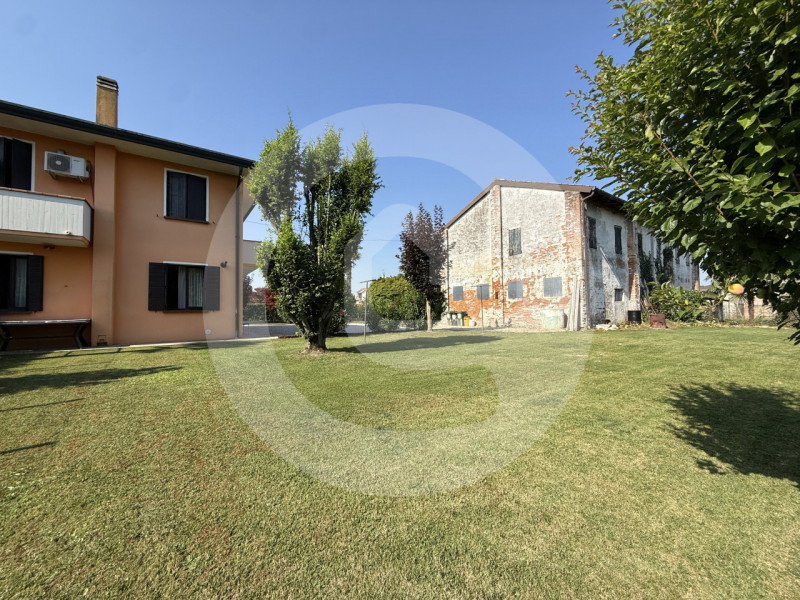 In posizione tranquilla e immersa nel verde della frazione di Arsego, proponiamo in vendita una b...