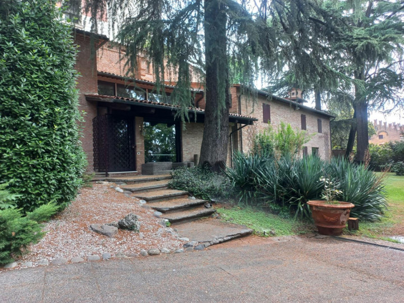 VICENZA - MONTE BERICO: PRESTIGIOSA VILLA DI MQ.350 ARREDATA CON PARCO. CANONE  EURO 3.200 MENSIL...