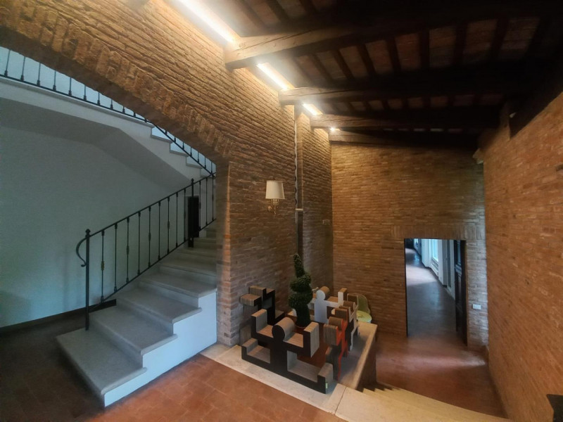 VICENZA - MONTE BERICO: PRESTIGIOSA VILLA DI MQ.350 ARREDATA CON PARCO. CANONE  EURO 3.200 MENSIL...