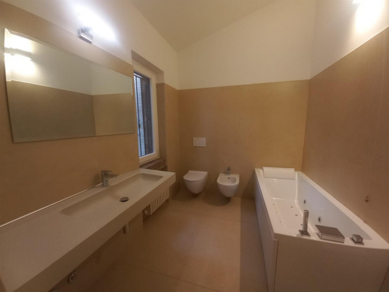VICENZA - MONTE BERICO: PRESTIGIOSA VILLA DI MQ.350 ARREDATA CON PARCO. CANONE  EURO 3.200 MENSIL...