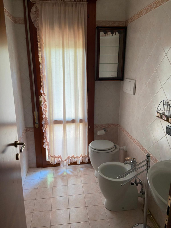 PONTEVIGODARZERE Classe D, EP,gl nren 136 KWh mq/anno
Quartiere residenziale interno molto tranqu...