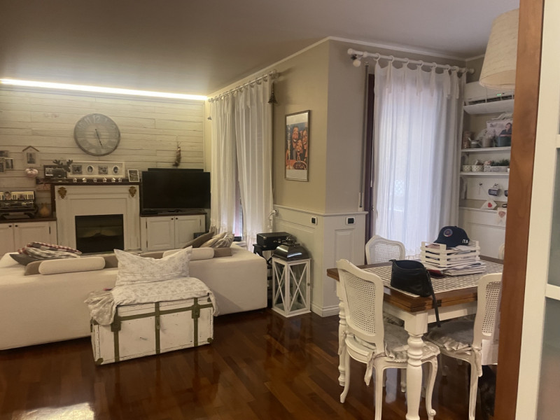 In zona centrale e comoda a tutti i servizi, in palazzina di recente costruzione, proponiamo appa...