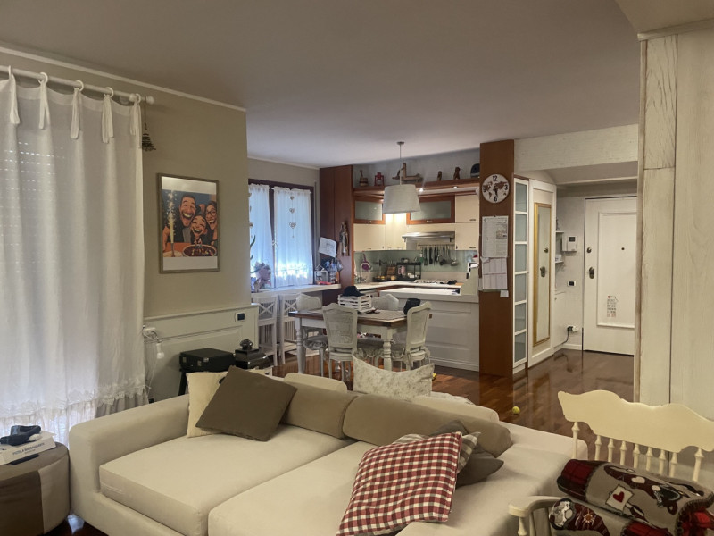 In zona centrale e comoda a tutti i servizi, in palazzina di recente costruzione, proponiamo appa...