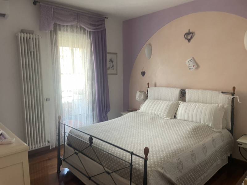 In zona centrale e comoda a tutti i servizi, in palazzina di recente costruzione, proponiamo appa...