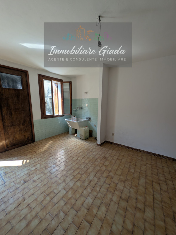 Vendiamo in esclusiva una graziosa porzione di casa completamente ristrutturata a metà degli anni...
