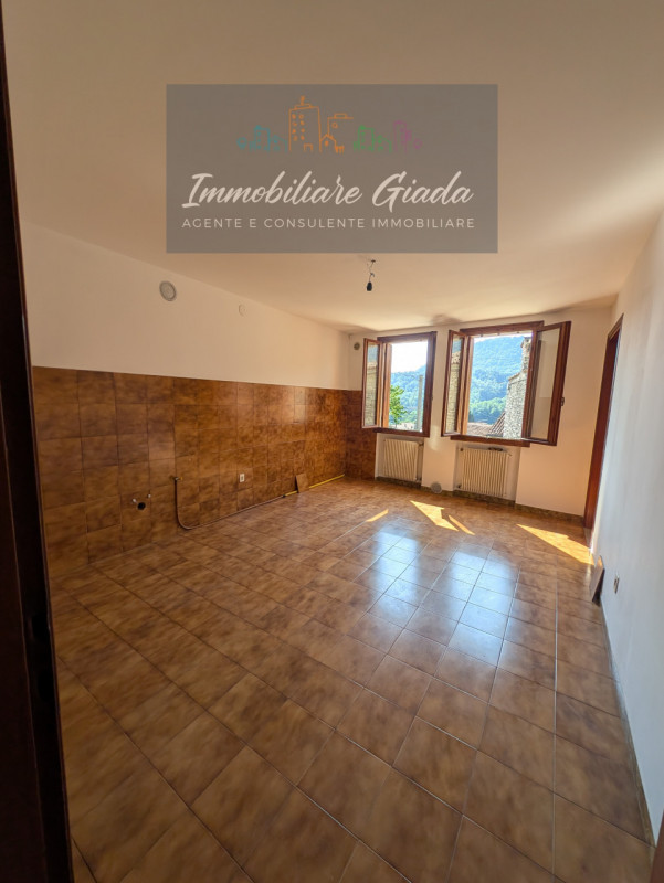 Vendiamo in esclusiva una graziosa porzione di casa completamente ristrutturata a metà degli anni...