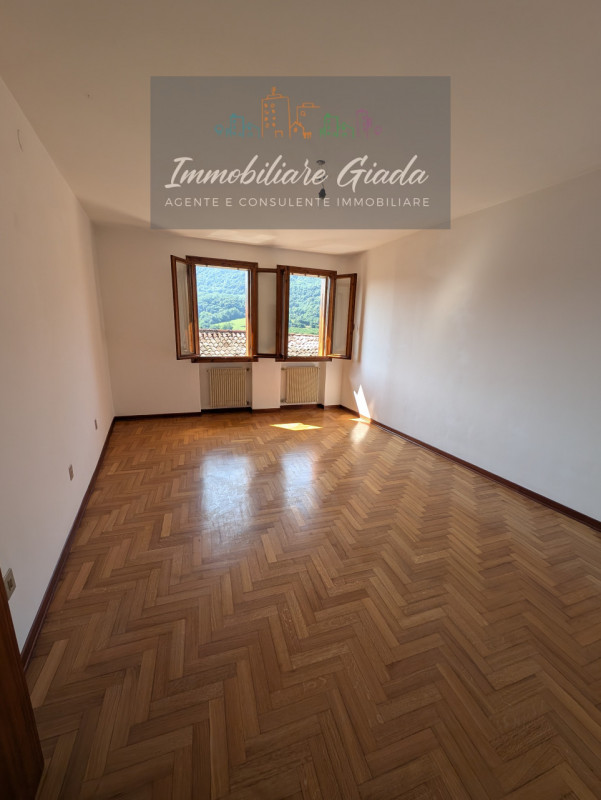 Vendiamo in esclusiva una graziosa porzione di casa completamente ristrutturata a metà degli anni...
