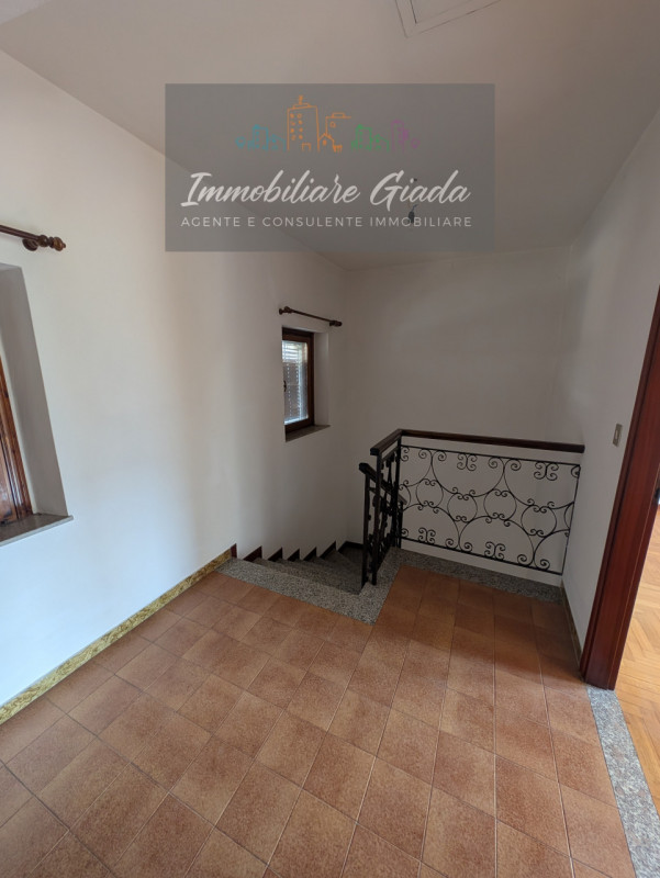 Vendiamo in esclusiva una graziosa porzione di casa completamente ristrutturata a metà degli anni...
