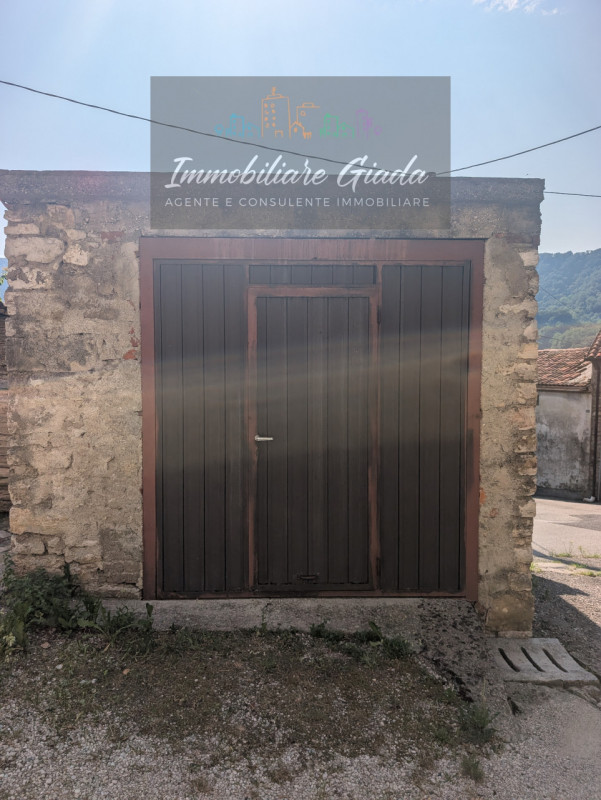 Vendiamo in esclusiva una graziosa porzione di casa completamente ristrutturata a metà degli anni...