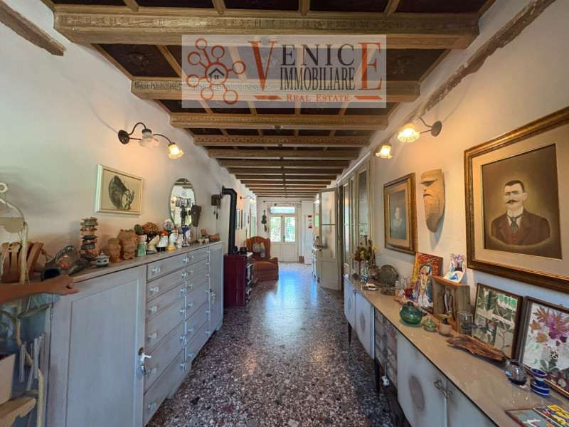 Benvenuti in questa straordinaria proprietà di ben 530 mq, situata in una delle zone più servite ...