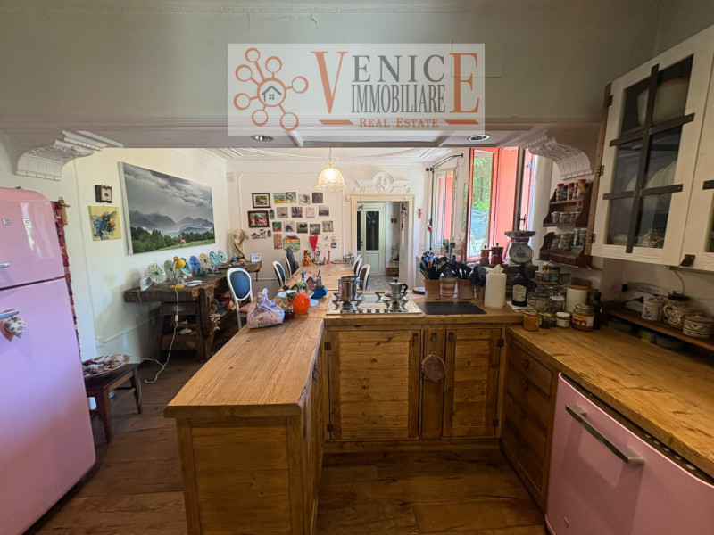 Benvenuti in questa straordinaria proprietà di ben 530 mq, situata in una delle zone più servite ...