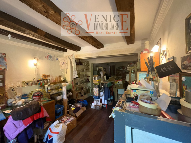 Benvenuti in questa straordinaria proprietà di ben 530 mq, situata in una delle zone più servite ...