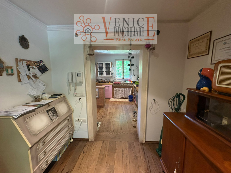 Benvenuti in questa straordinaria proprietà di ben 530 mq, situata in una delle zone più servite ...