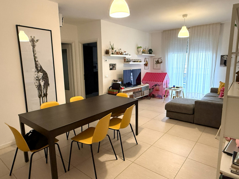 In quartiere residenziale tranquillo e comodissimo a tutti i servizi e all'ingresso di tangenzial...