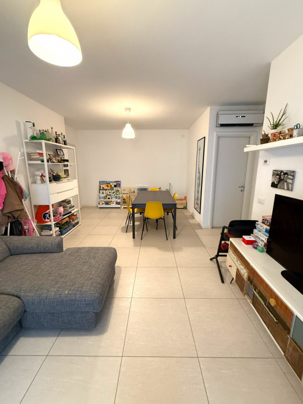 In quartiere residenziale tranquillo e comodissimo a tutti i servizi e all'ingresso di tangenzial...