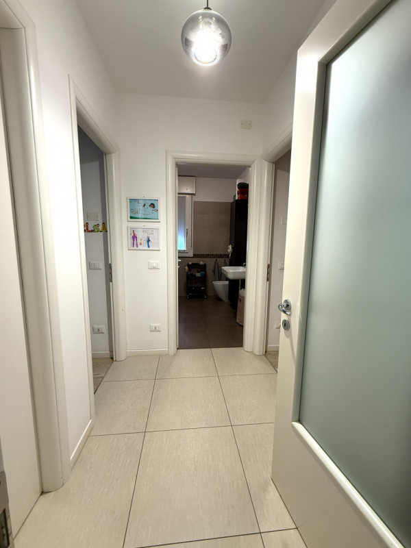 In quartiere residenziale tranquillo e comodissimo a tutti i servizi e all'ingresso di tangenzial...