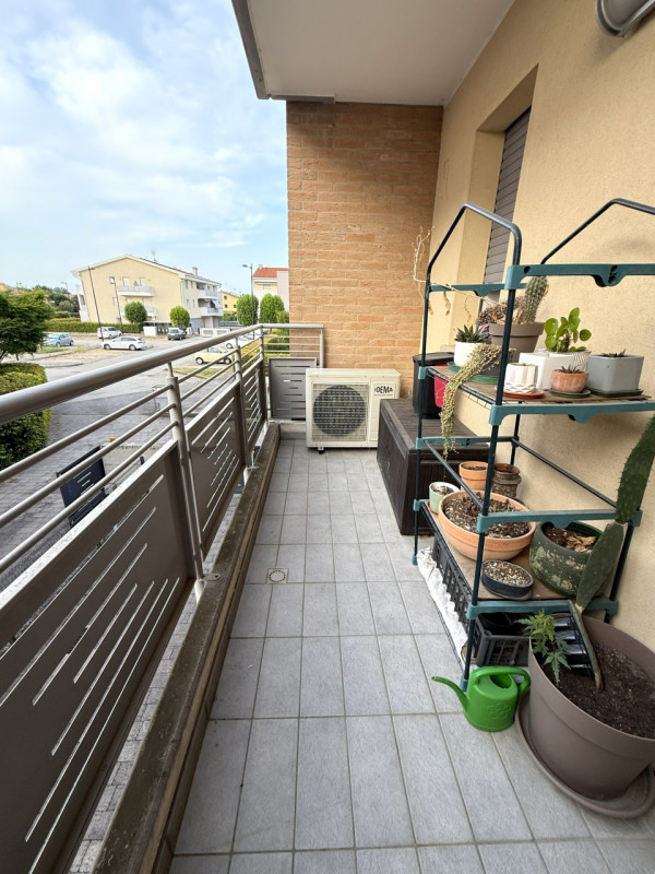 In quartiere residenziale tranquillo e comodissimo a tutti i servizi e all'ingresso di tangenzial...