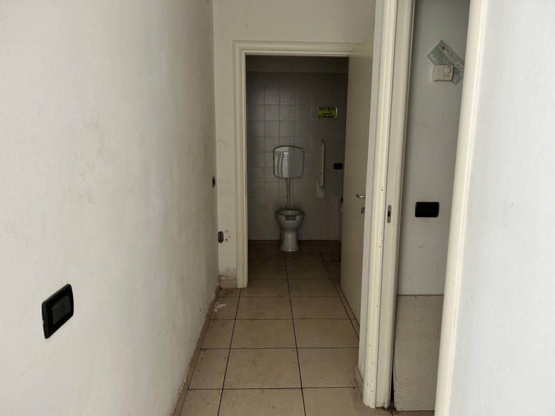 FERRI, proponiamo in vendita ufficio di circa 70 mq., in zona residenziale con ampia possibilità ...