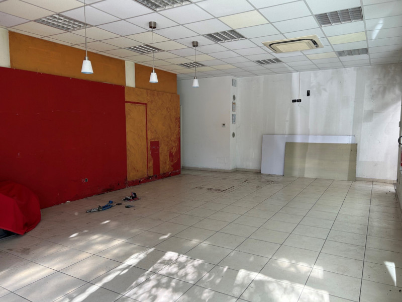 FERRI, proponiamo in vendita ufficio di circa 70 mq., in zona residenziale con ampia possibilità ...