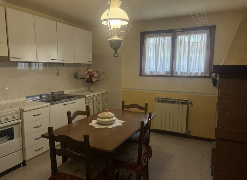 Nel cuore di Mestrino, dove ogni servizio è raggiungibile comodamente a piedi, questa porzione di...