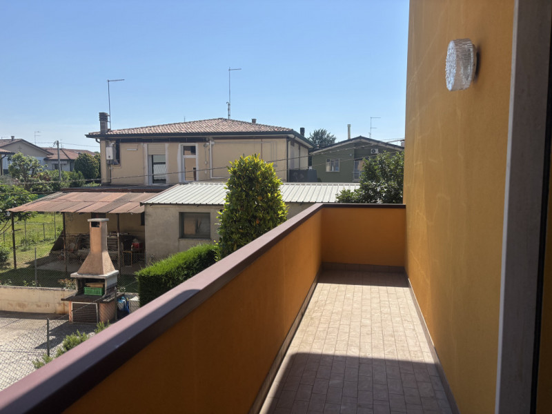 Nel cuore di Mestrino, dove ogni servizio è raggiungibile comodamente a piedi, questa porzione di...