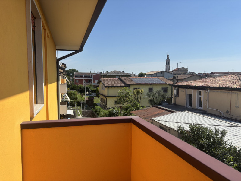 Nel cuore di Mestrino, dove ogni servizio è raggiungibile comodamente a piedi, questa porzione di...
