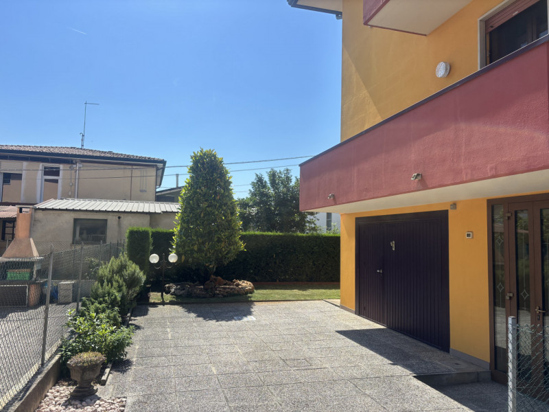 Nel cuore di Mestrino, dove ogni servizio è raggiungibile comodamente a piedi, questa porzione di...