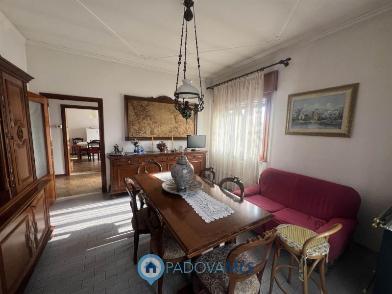 Immobile in esclusiva al Gruppo Padova MLS.
Situata in una zona tranquilla vicinanze di San Pietr...