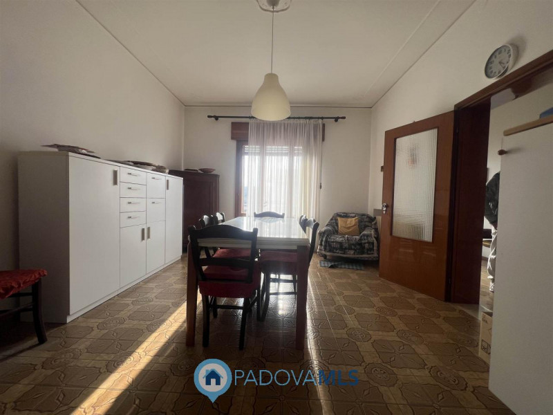 Immobile in esclusiva al Gruppo Padova MLS.
Situata in una zona tranquilla vicinanze di San Pietr...