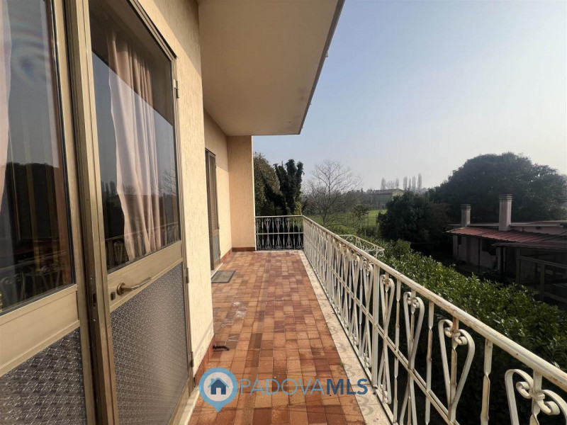 Immobile in esclusiva al Gruppo Padova MLS.
Situata in una zona tranquilla vicinanze di San Pietr...