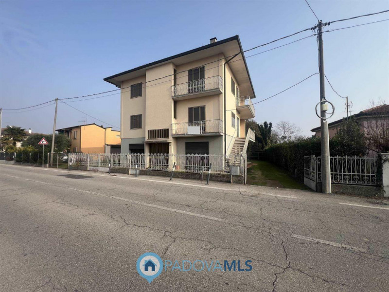 Immobile in esclusiva al Gruppo Padova MLS.
Situata in una zona tranquilla vicinanze di San Pietr...