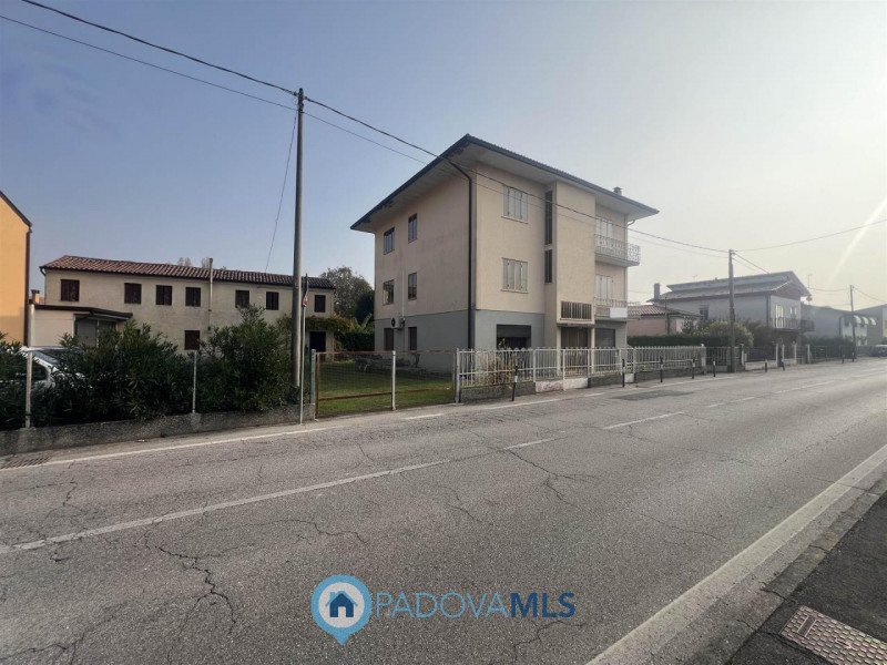Immobile in esclusiva al Gruppo Padova MLS.
Situata in una zona tranquilla vicinanze di San Pietr...