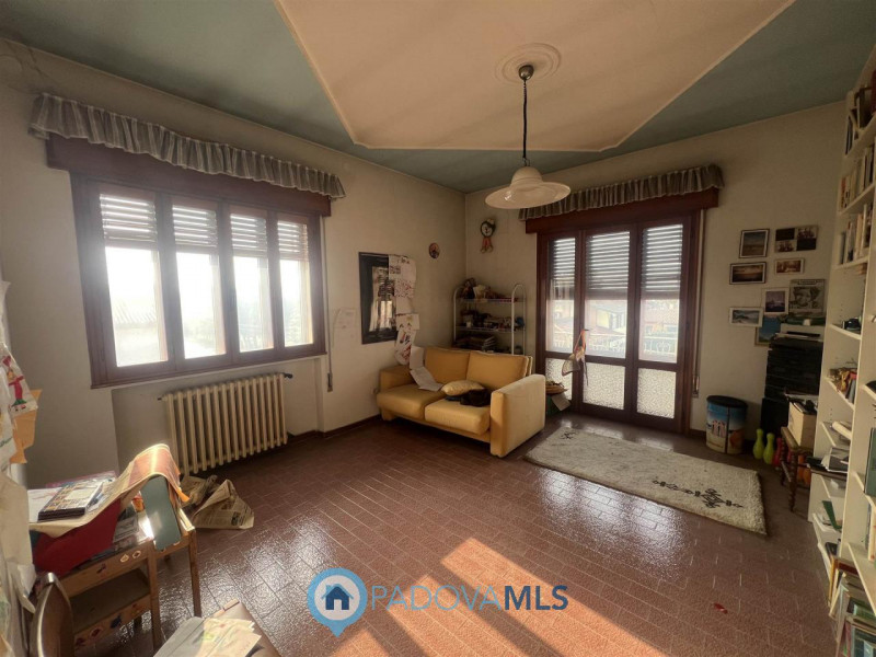 Immobile in esclusiva al Gruppo Padova MLS.
Situata in una zona tranquilla vicinanze di San Pietr...