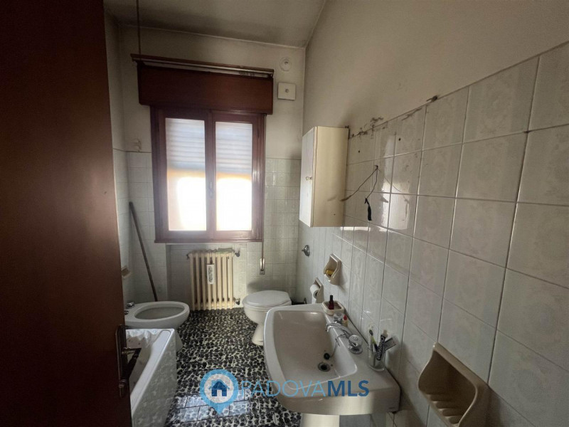 Immobile in esclusiva al Gruppo Padova MLS.
Situata in una zona tranquilla vicinanze di San Pietr...