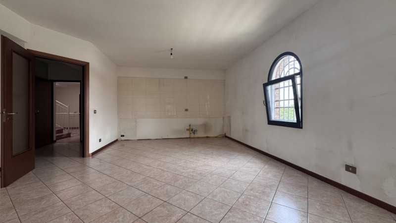 Proponiamo in vendita a Stanghella un luminoso appartamento quadrilocale di 115 mq, situato al pr...