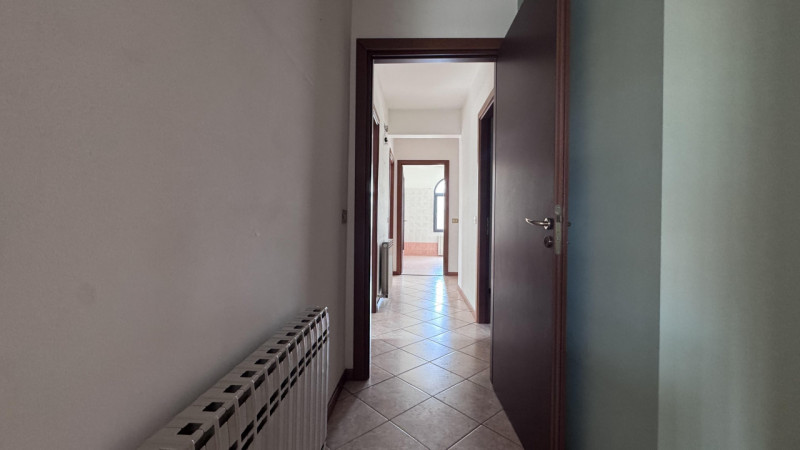 Proponiamo in vendita a Stanghella un luminoso appartamento quadrilocale di 115 mq, situato al pr...