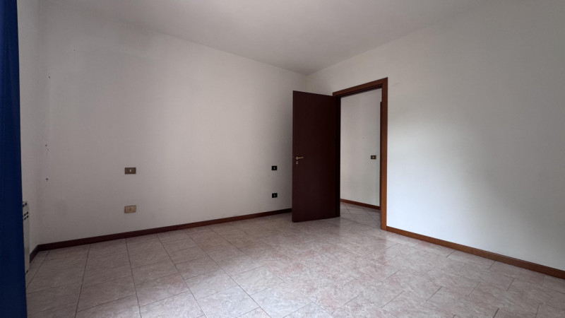 Proponiamo in vendita a Stanghella un luminoso appartamento quadrilocale di 115 mq, situato al pr...