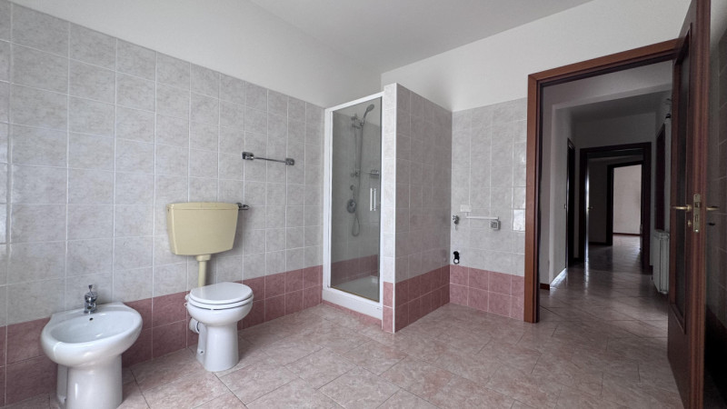 Proponiamo in vendita a Stanghella un luminoso appartamento quadrilocale di 115 mq, situato al pr...