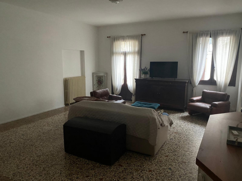Zona San Felice Si propone in locazione un ampio appartamento completamente arredato, situato al ...