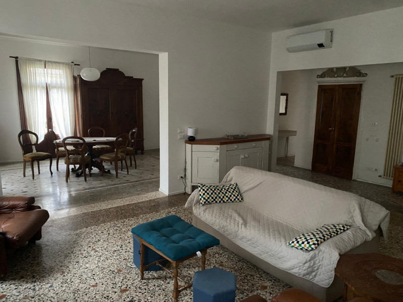 Zona San Felice Si propone in locazione un ampio appartamento completamente arredato, situato al ...