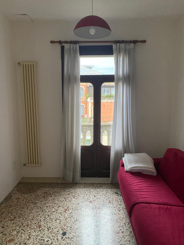 Zona San Felice Si propone in locazione un ampio appartamento completamente arredato, situato al ...