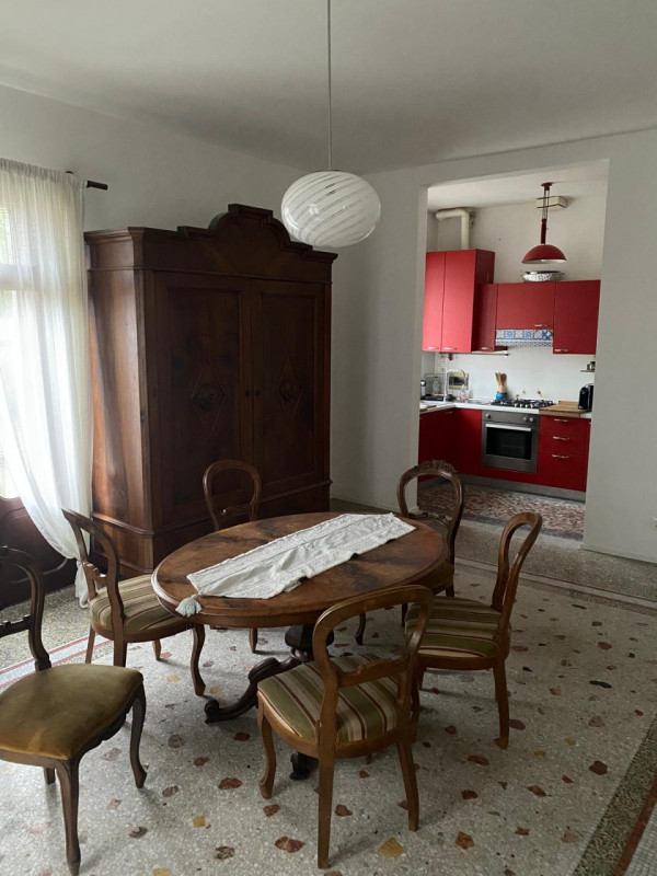 Zona San Felice Si propone in locazione un ampio appartamento completamente arredato, situato al ...