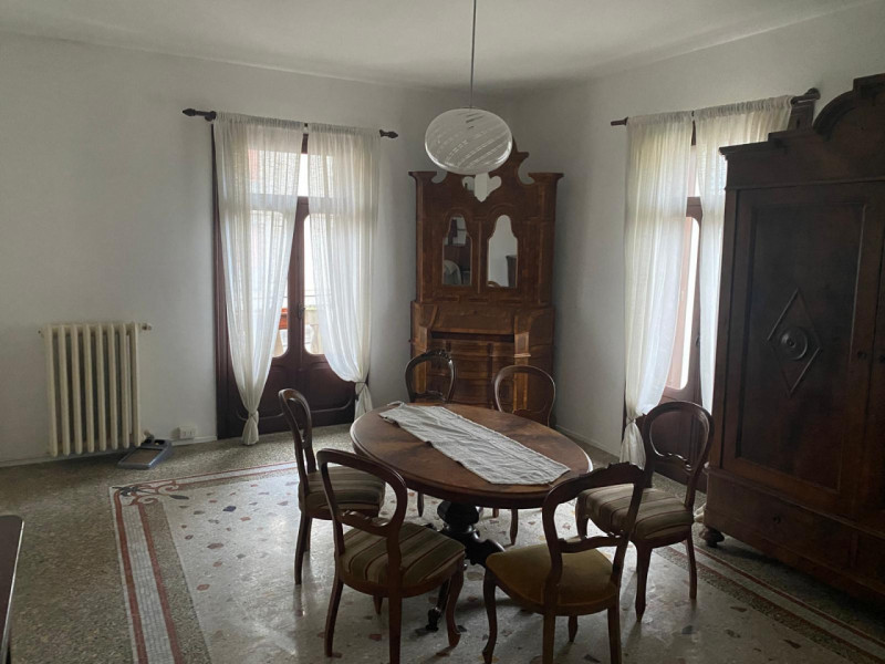 Zona San Felice Si propone in locazione un ampio appartamento completamente arredato, situato al ...