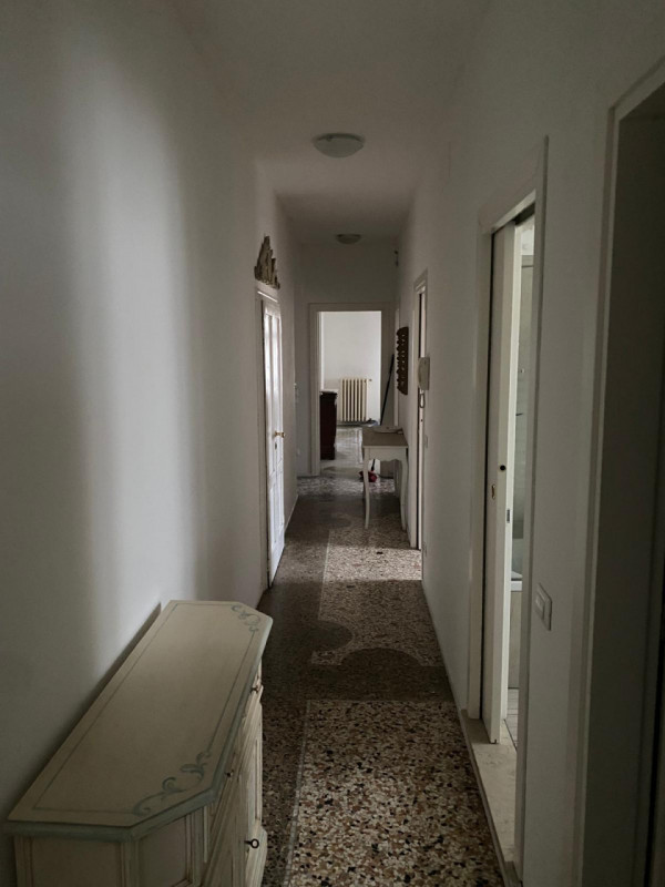 Zona San Felice Si propone in locazione un ampio appartamento completamente arredato, situato al ...