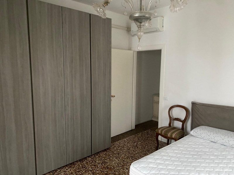 Zona San Felice Si propone in locazione un ampio appartamento completamente arredato, situato al ...
